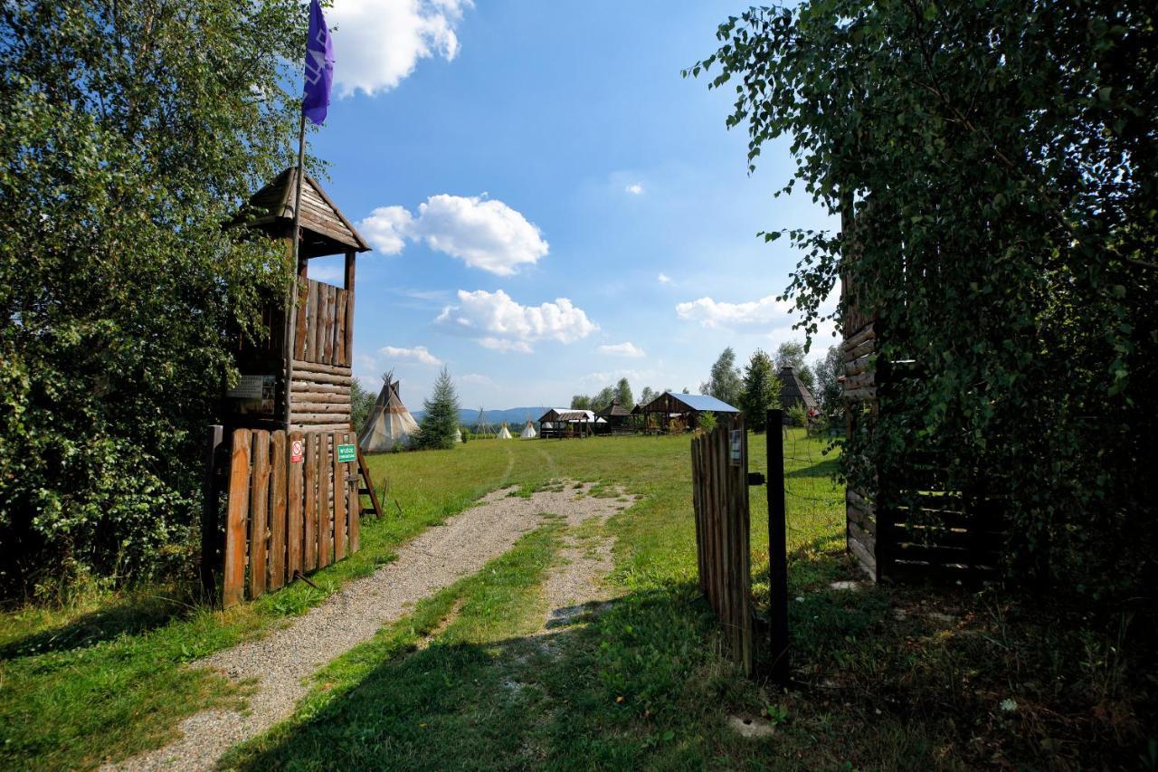 Отель Fort Wapiti Zalasowa Экстерьер фото