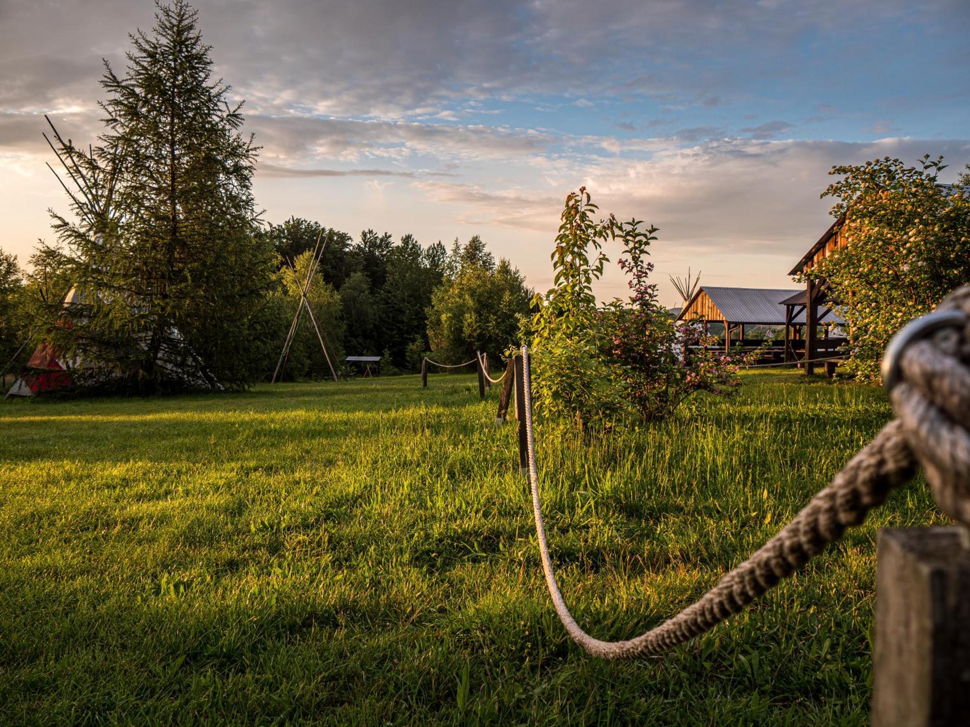 Отель Fort Wapiti Zalasowa Экстерьер фото